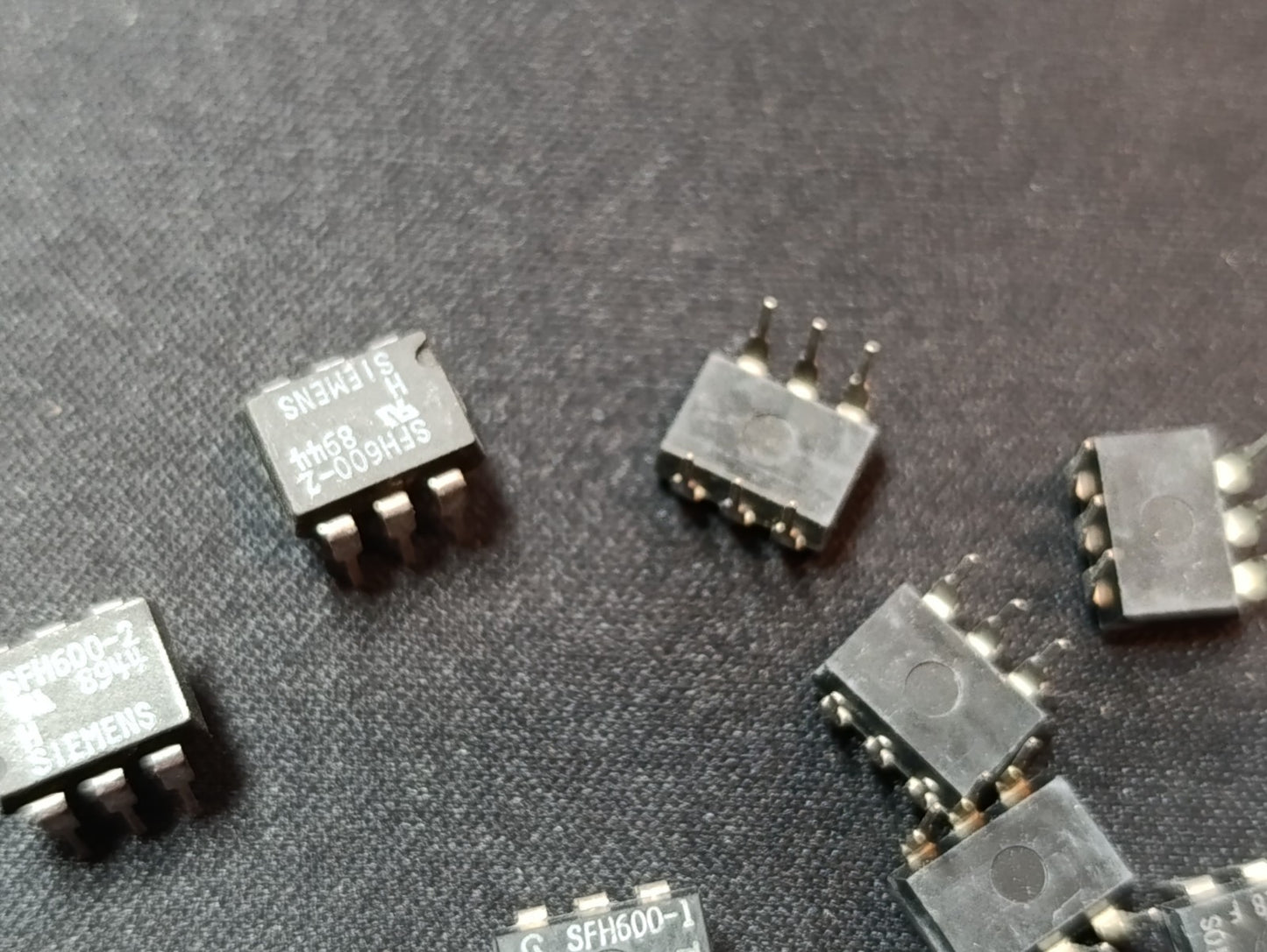 (12 pcs) SFH600-1 - Optocoupler Transistor Output 1-Channel 6-DIP - Siemens