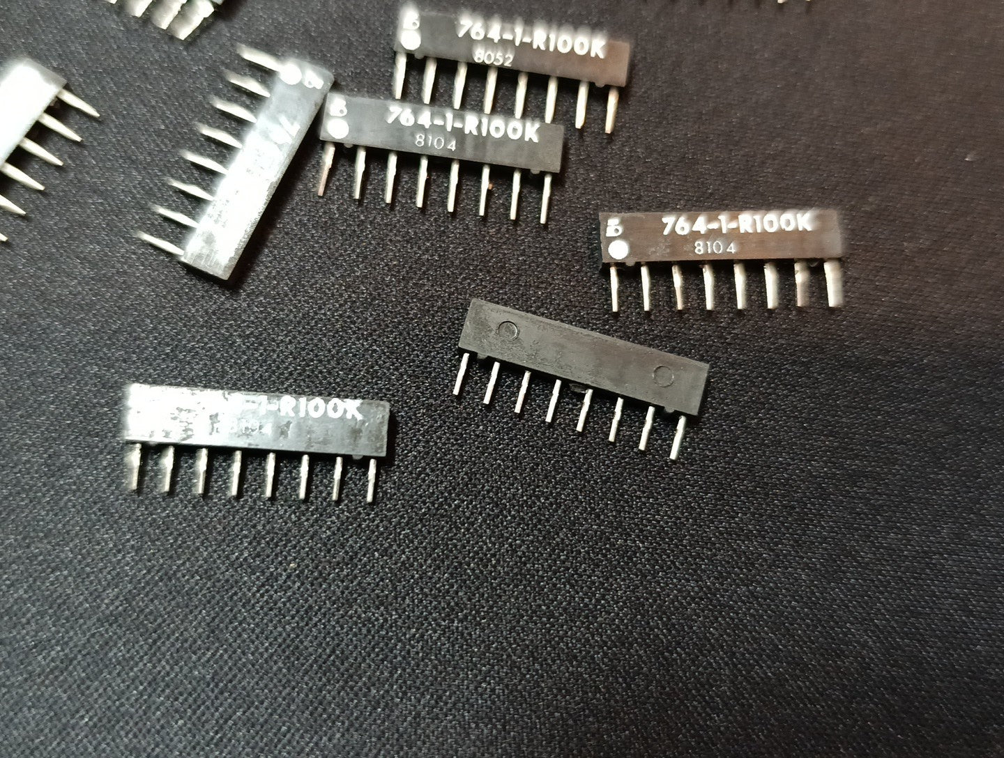 (68 pcs). Dale/ Vis698-3-R100K Ceramic Resistor Bridge 100k Ohm DIP New NOS