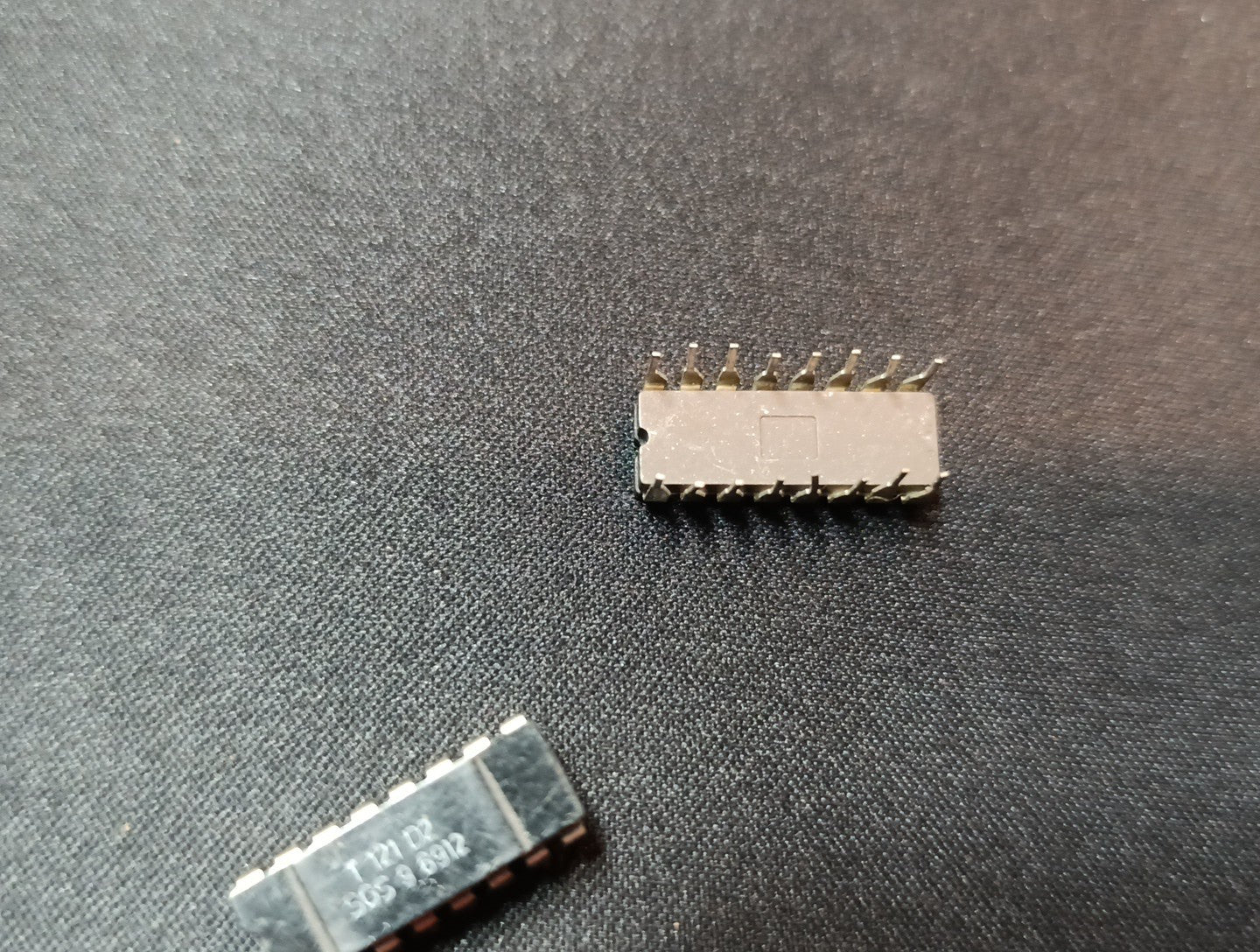 (2 pcs) T 121 D2 SGS 9 6912 microprocessor DIP New NOS
