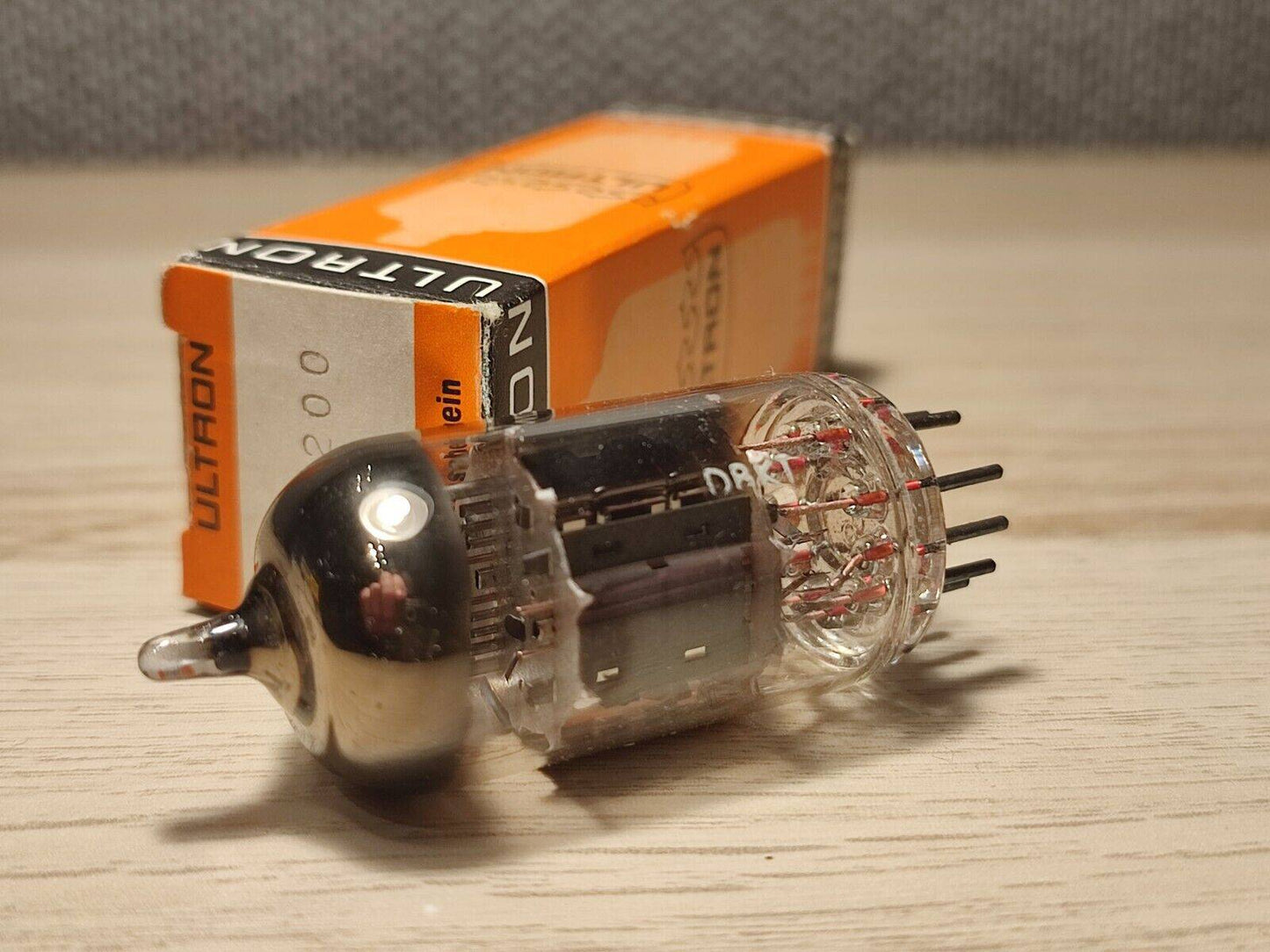1x PCH200/9V9 ULTRON NOS Tube Valve Lampe TSF Röhre Valvola Valvula