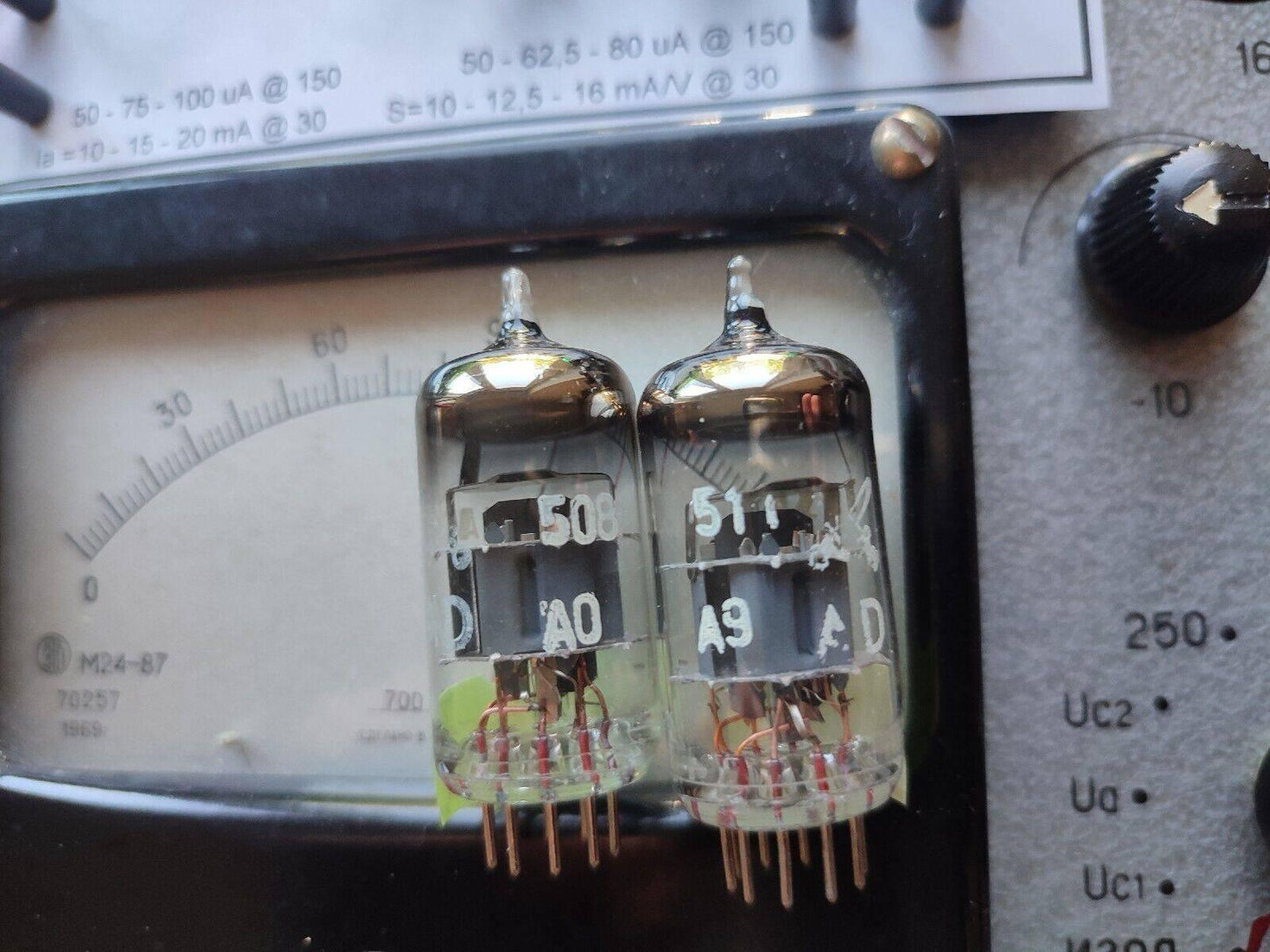 Pora E88CC NOS TESLA PAIR RHODIUM-PIN TUBES MEDICINOS KLIPES GELTONAS VAMZDŽIAS