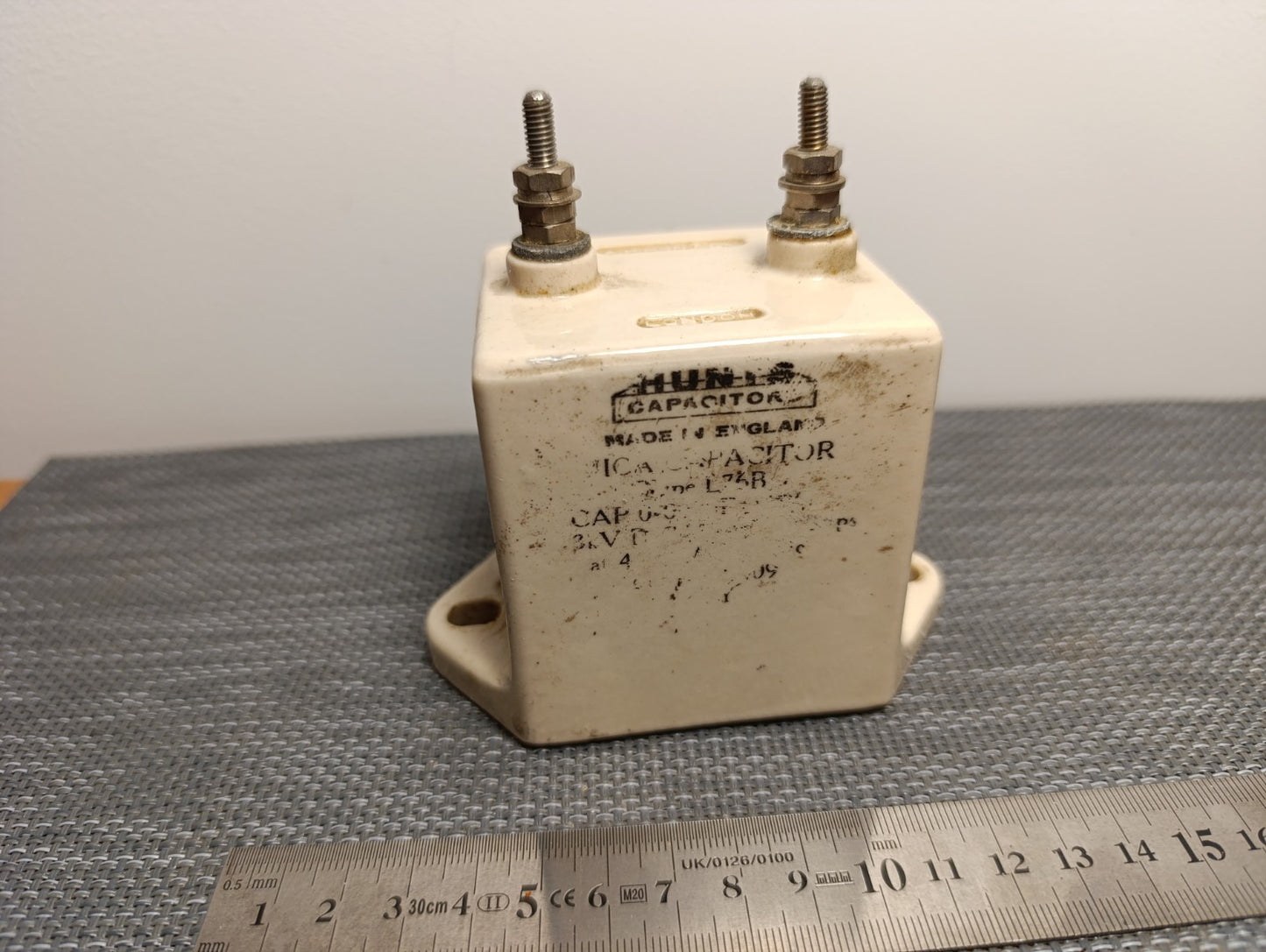 Hunts 5000 pF 3 kv Molded Mica Capacitor (Pull) USED