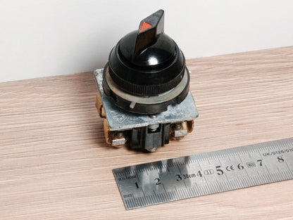 (1Pcs LOT) PE 440-660V 10A Aviation Switch for alternating current NEW