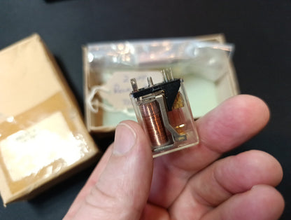 (2Pcs.) LOT Siemes 724 F101 V23154 RELAY C0724-F101 NOS NEW