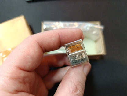 (2Pcs.) LOT Siemes 724 F101 V23154 RELAY C0724-F101 NOS NEW