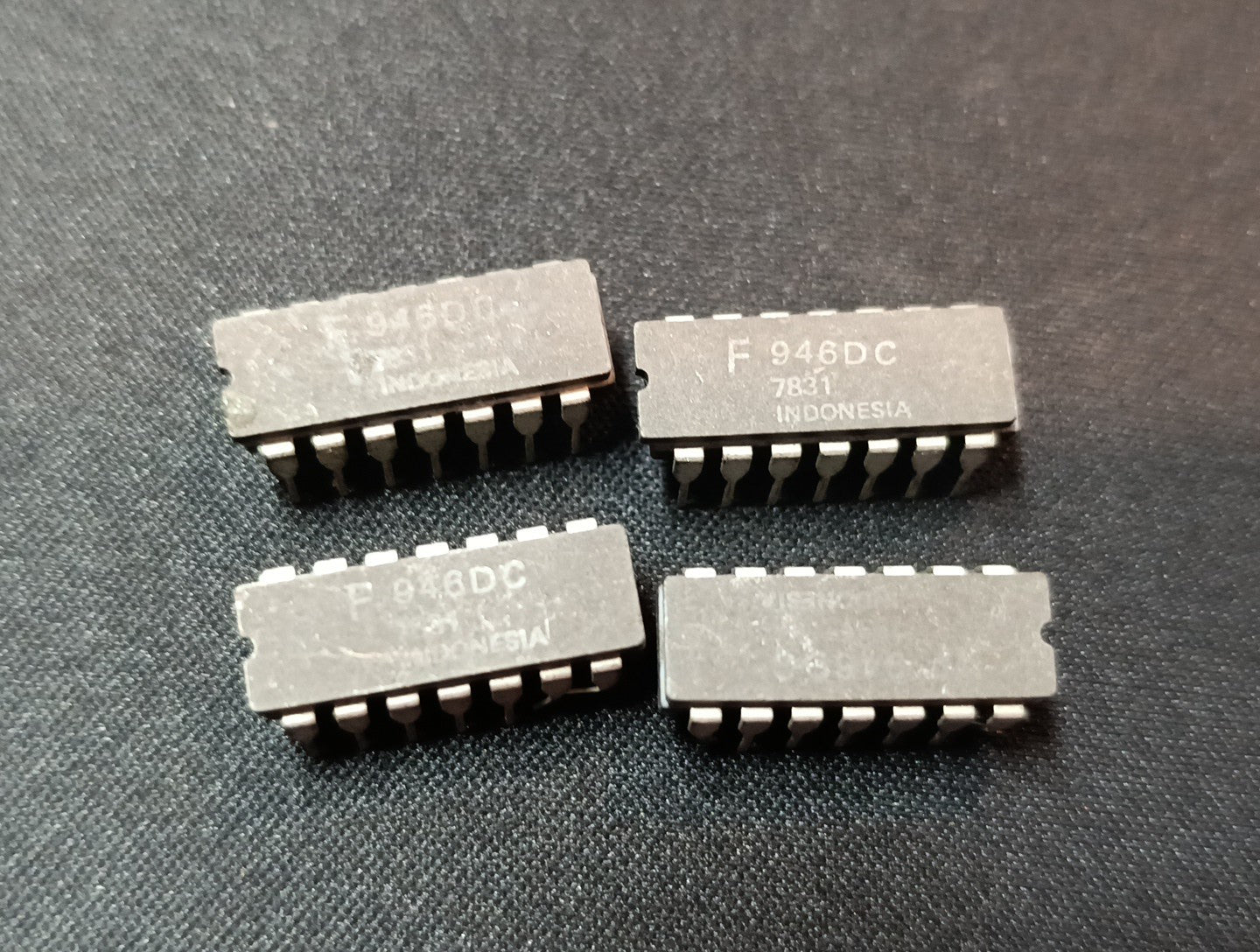 (4 pcs) 946DC Fairchild (F946DC) IC Ceramic Dip microprocessor DIP New NOS