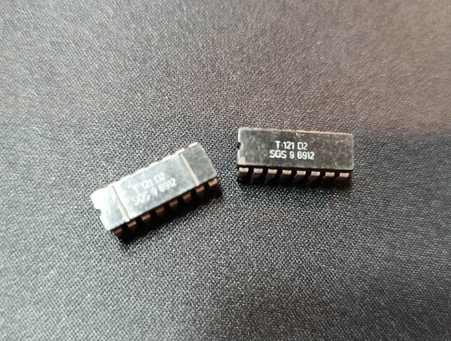 (2 pcs) T 121 D2 SGS 9 6912 microprocessor DIP New NOS