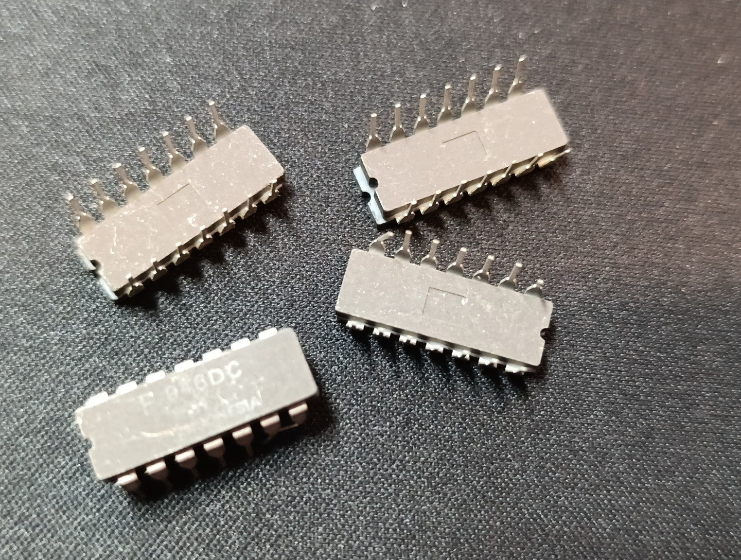 (4 pcs) 946DC Fairchild (F946DC) IC Ceramic Dip microprocessor DIP New NOS