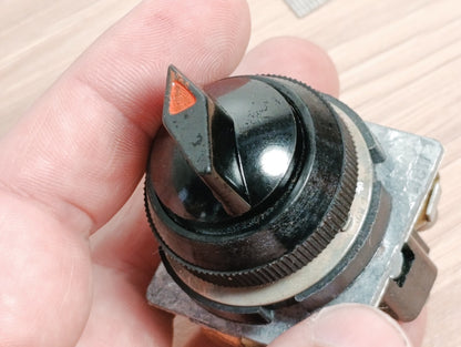 (1Pcs LOT) PE 440-660V 10A Aviation Switch for alternating current NEW