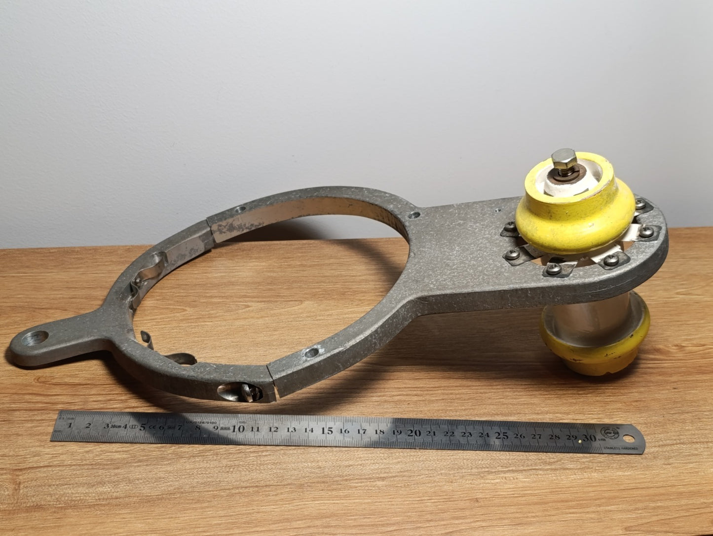 913-3017-00 HI-Q HPD 65/130 N75 Feed -Thru Capacitor 2000pf 5kv 5%  1pcs + Stand
