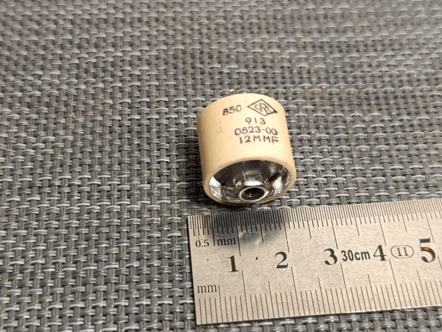 850 CentraLab Doorknob Capacitor 12pf 5KV NPO 5% (NOS) 12MMF 913- 0823-00