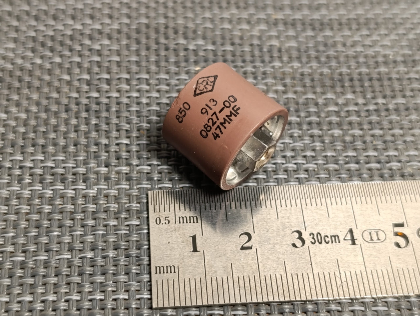 850 CentraLab Doorknob Capacitor 47pf 5KV NPO 5% (NOS) 47MMF 913- 0827-00