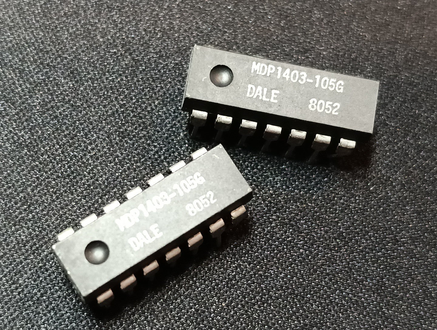 (2 pcs). DALE MDP1403-105G IC Ceramic Dip microprocessor DIP New NOS 80's