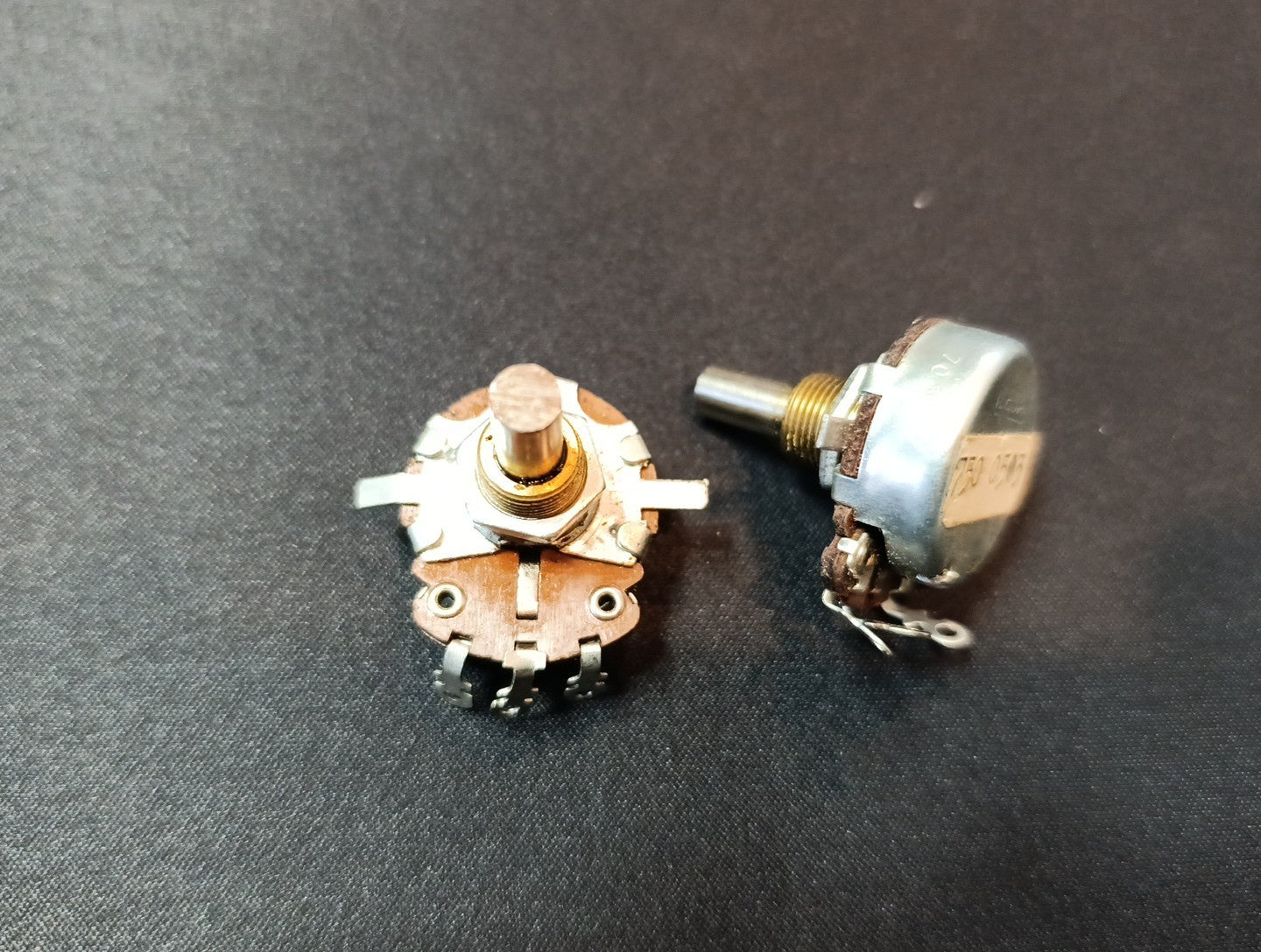 2Pcs. Potentiometer LESA 6K7A 750 0503  Vintage Aircraft Ham radio NEW