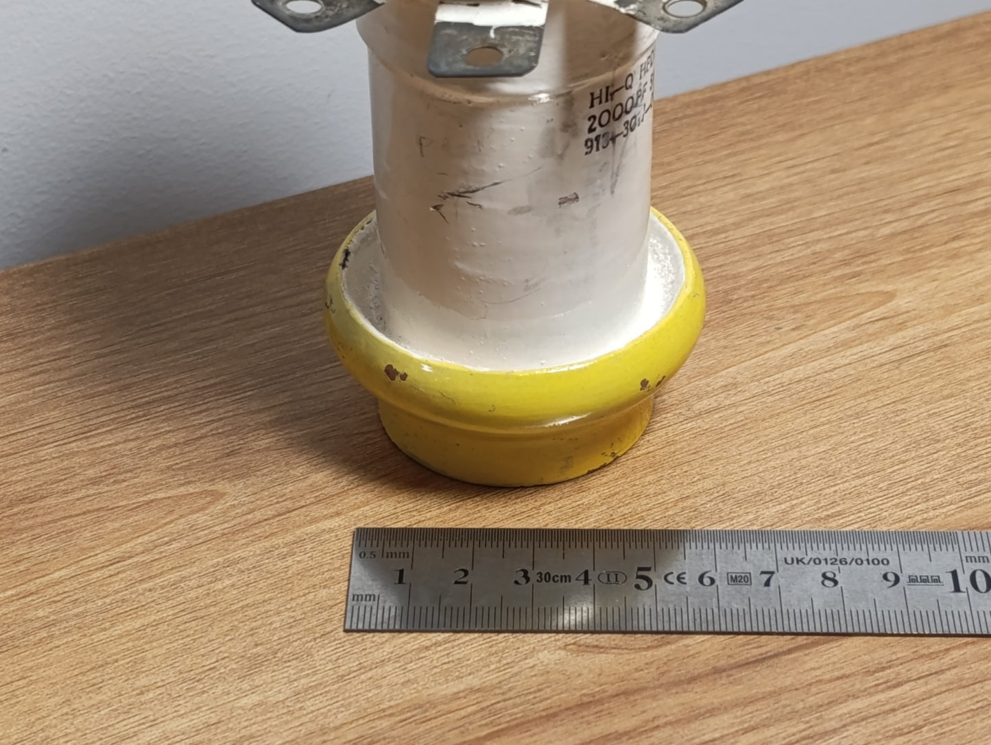 913-3017-00 HI-Q HPD 65/130 N75 Feed -Thru Capacitor 2000pf 5kv 5%  1pcs + Stand