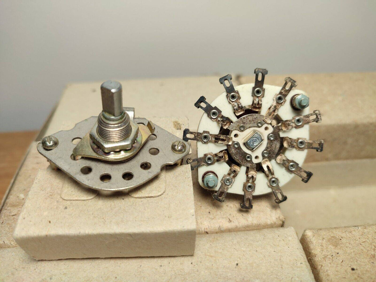 (2Pcs LOT) 3 POLE 3 POSITIONS Silver NON-SHORTING CERAMIC ROTARY SWITCH NEW NOS