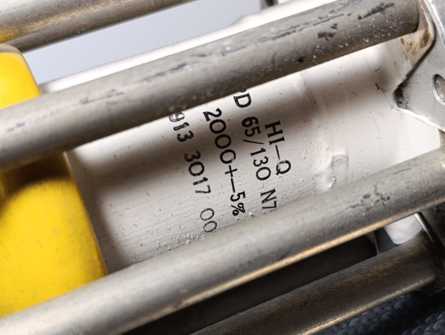 913-3017-00 HI-Q HPD 65/130 N75 Feed -Thru Capacitor 2000pf 5kv 5%  2pcs + Stand